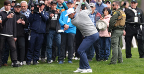 World #1 Scottie Scheffler - Scottie Scheffler of the United States plays a shot on the 18th hole during the first round of the AT&T Pebble Beach Pro-Am 2025 at Spyglass Hill golf course on January 30, 2025 in Pebble Beach, California. (Photo by EZRA SHAW / GETTY IMAGES NORTH AMERICA / Getty Images via AFP)